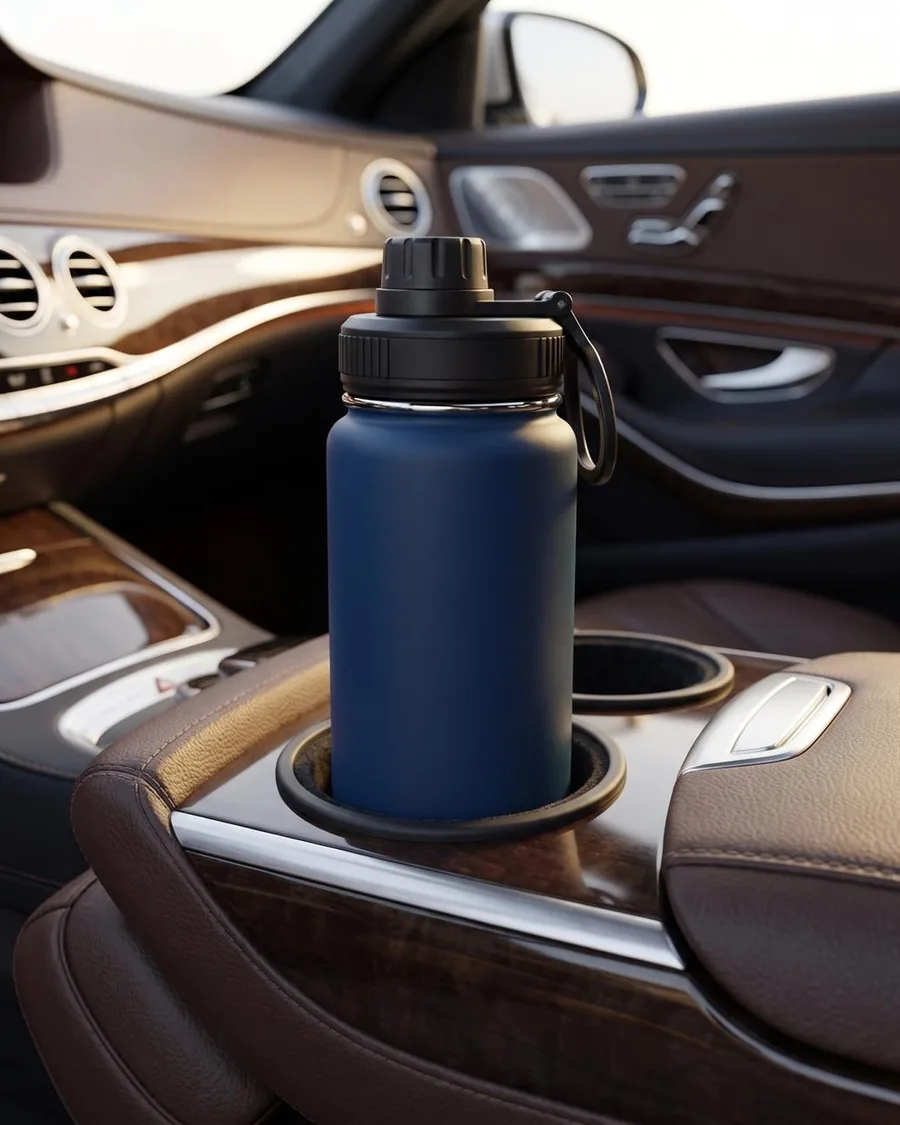 Living Aqua Flasche in Navy, 22 oz (650 ml), in einem Getränkehalter im Auto