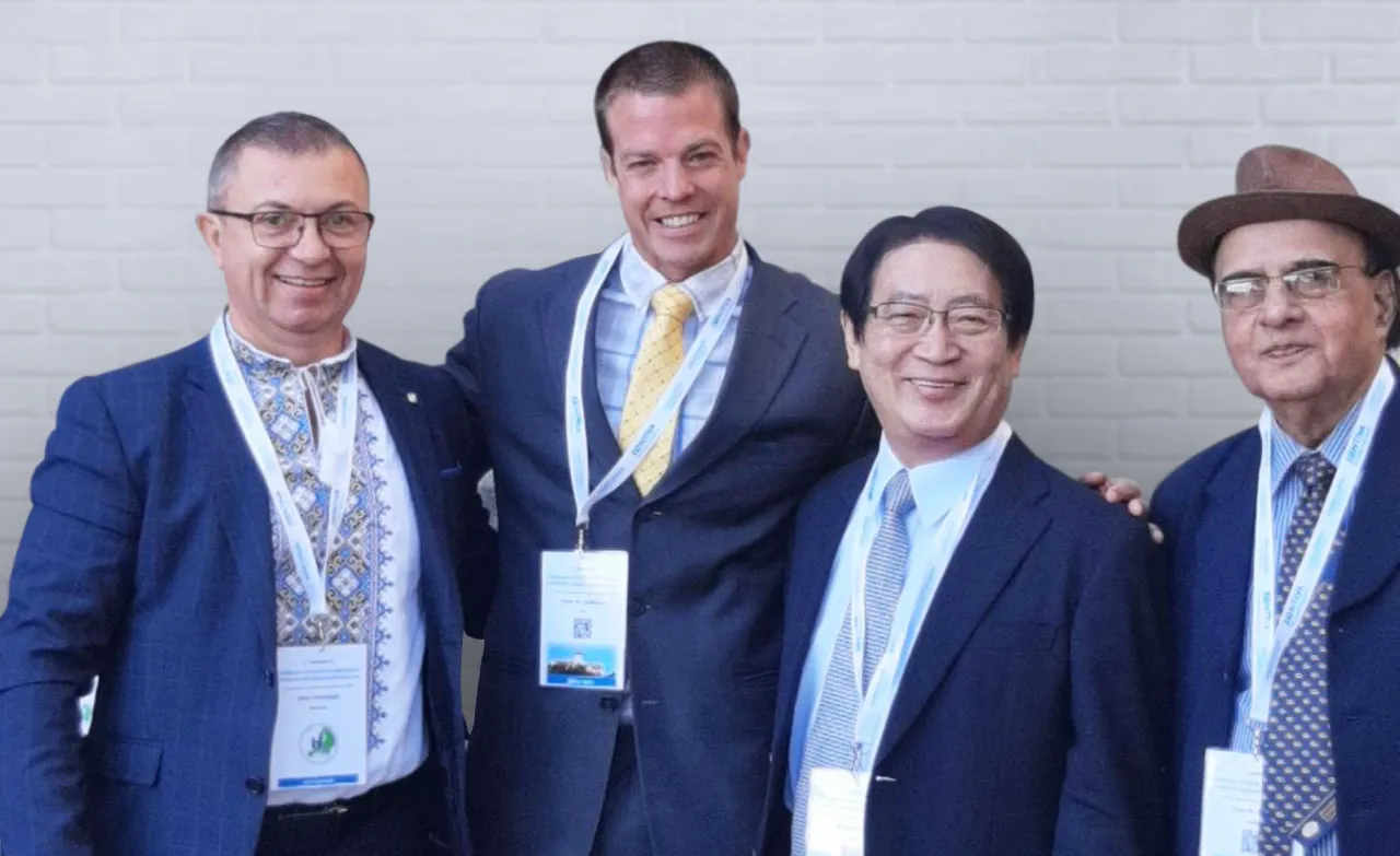 Prof. Oleh Pokotylo in einem bestickten ukrainischen Hemd mit Tyler LeBaron, Shigeo Ohta und Ram B. Singh auf der Konferenz, 2022