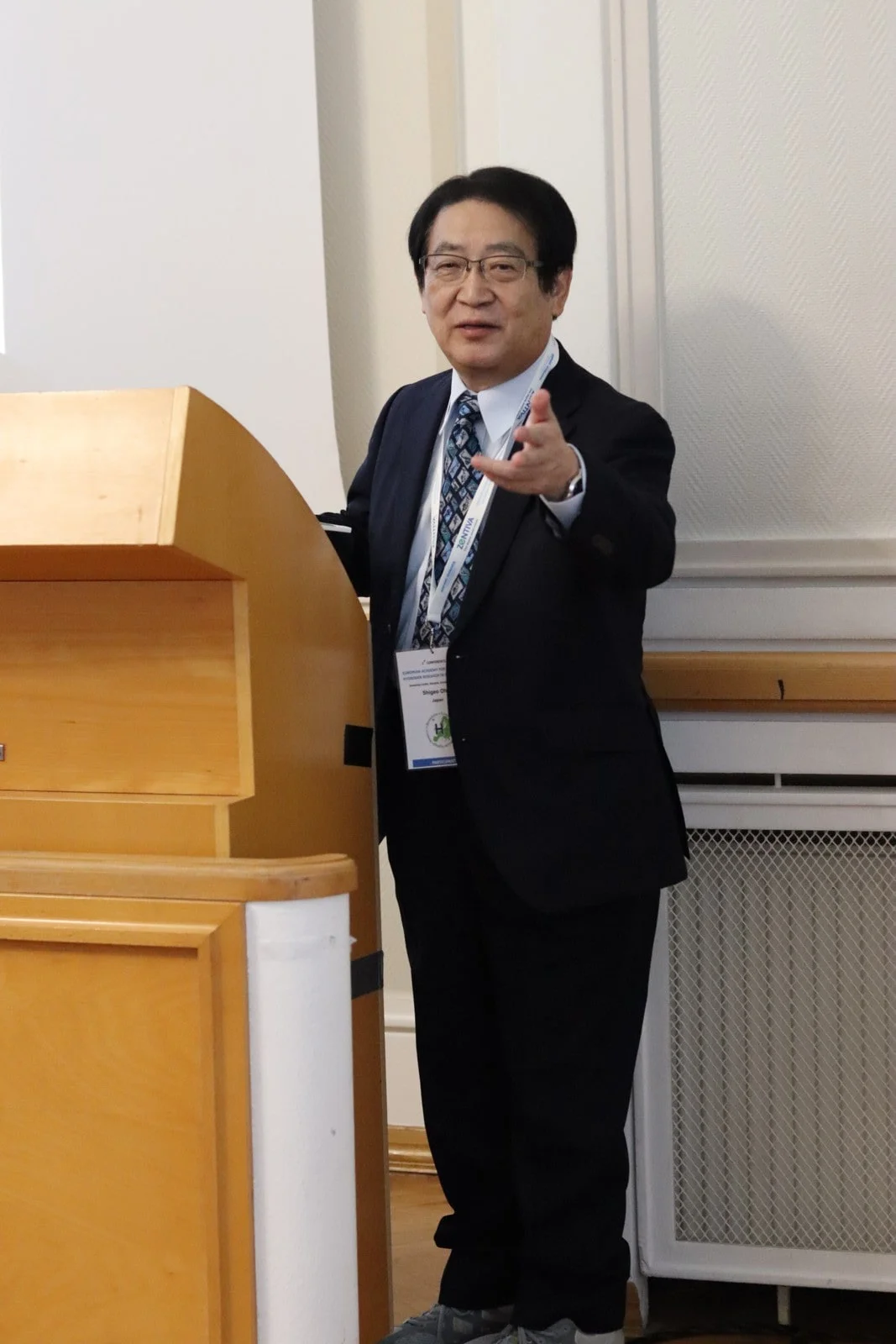 Prof. Shigeo Ohta spricht am Rednerpult auf Schloss Smolenice